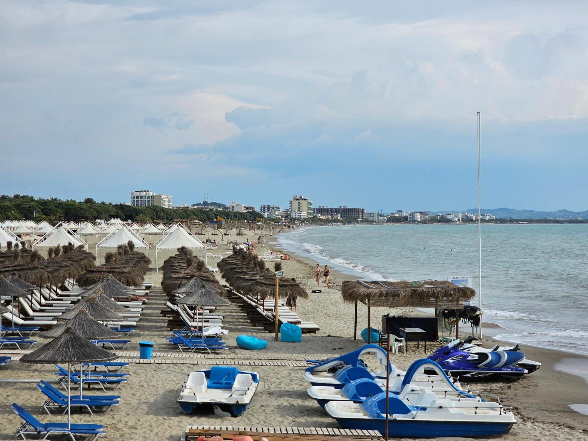 Bohemian Apt, Beachfront & Family Friendly - By Beta Premium * Golem (Tirana)