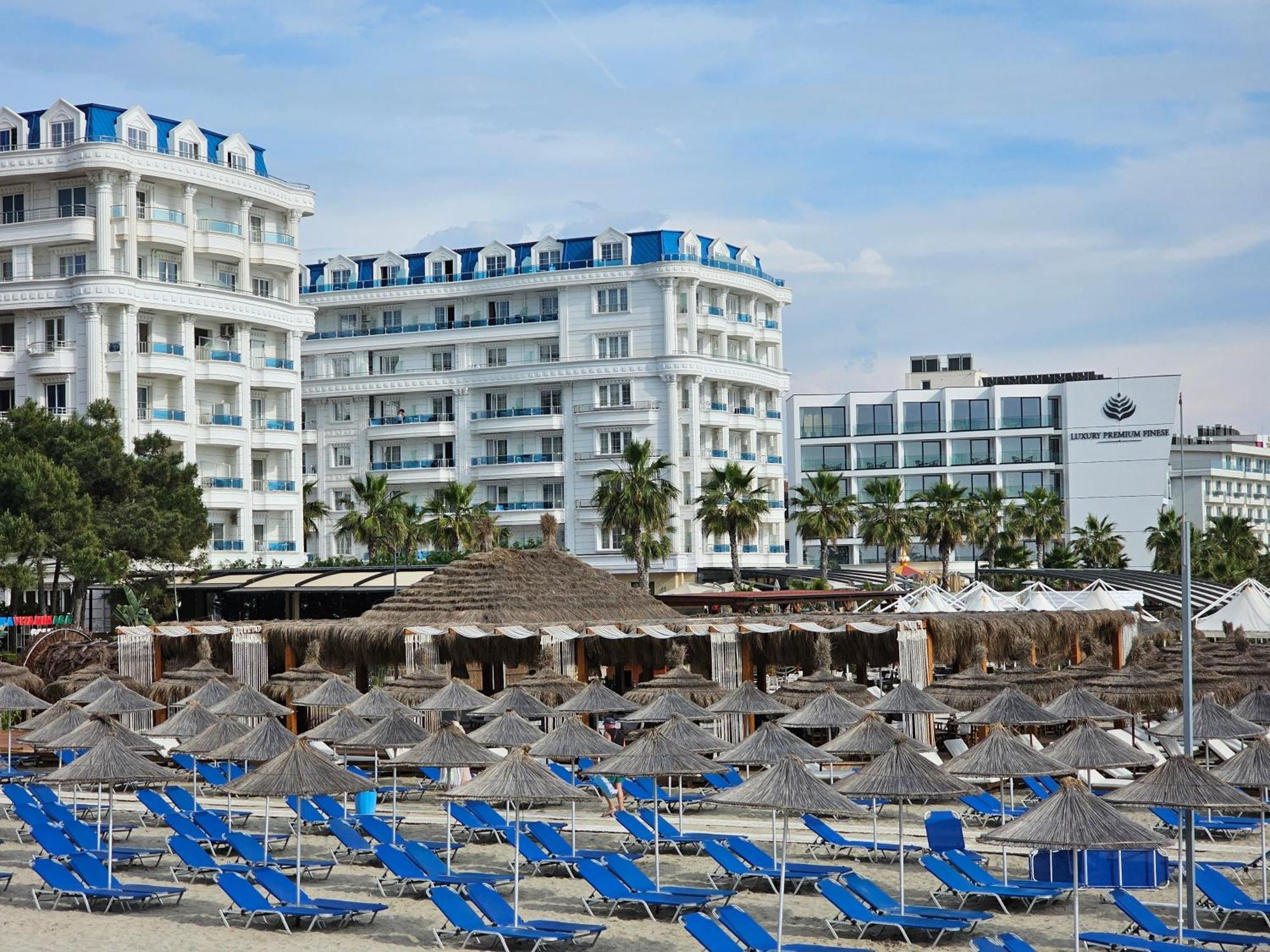 Bohemian Apt, Beachfront & Family Friendly - By Beta Premium Golem (Tirana)