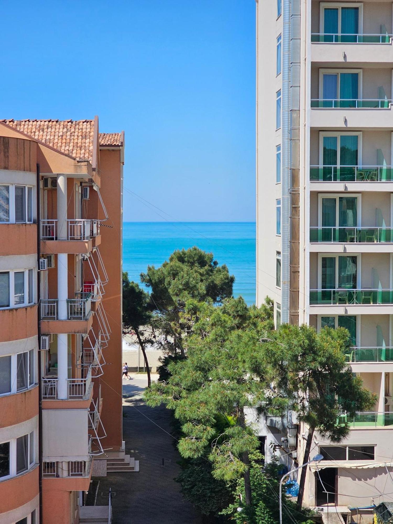Bohemian Apt, Beachfront & Family Friendly - By Beta Premium Golem (Tirana)